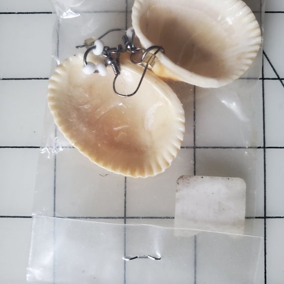 Large  shell earrings - Picture 2 of 2